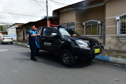 Un agente metropolitano desciende de una camioneta municipal, en el Batallón del Suburbio.