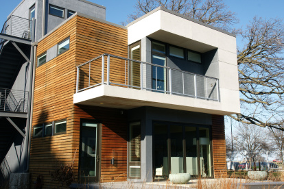 Priorizar los materiales naturales y la luz son características de la geometría sagrada.