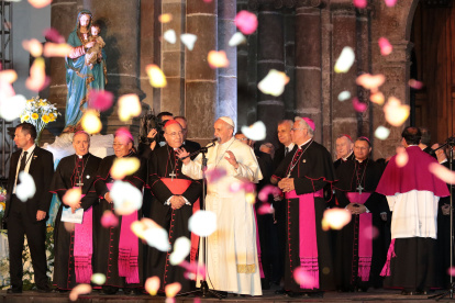 El pontífice, acompañado por los obispos ecuatorianos, saluda a quienes se encontraban apostados en la Plaza Grande.