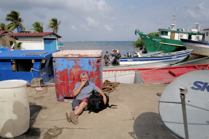 Un migrante con destino a Colombia espera un barco en Miramar, Panamá, el 27 de febrero de 2025.