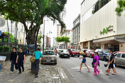 Vecinos y transeúntes se muestran preocupados por la inseguridad en el centro de Guayaquil.