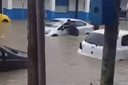 Vehículos cubiertos de agua hasta la mitad en las calles de Esmeraldas, después de la torrencial lluvia que sorprendió a los habitantes de la ciudad.