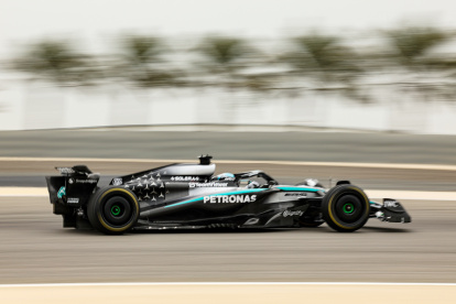 El Mercedes de George Russell en plenas pruebas del circuito de Sakhir, en Bahrain.
