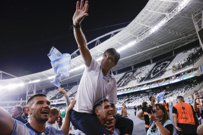 El entrenador Gustavo Costas de Racing celebró jueves el luego de ganar la final de la Recopa Sudamericana ante Botafogo en el estadio Olímpico Nilton Santos en Río de Janeiro.