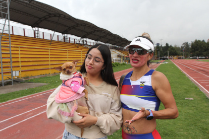 Rosalba junto a su hija Génesis y su mascota en uno de sus últimos entrenamientos en Los Chasquis, en Quito.