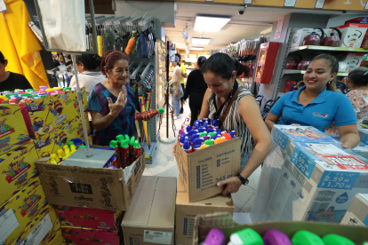 Espuma. Personas compran en Estuardo Sánchez artículos para jugar carnaval.