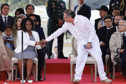 La vicepresidenta de Colombia, Francia Márquez (i), y el mandatario colombiano, Gustavo Petro (c).