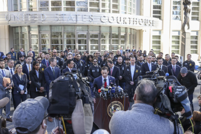 El agente especial a cargo de la División de Nueva York de la DEA, Frank A. Tarentino II (C), habla durante una conferencia de prensa afuera de un tribunal federal después de los procesamientos de Rafael Caro Quintero.