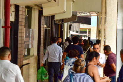 Tiroteo cerca de un centro comercial en Guayaquil, aterrorizando a los transeúntes.