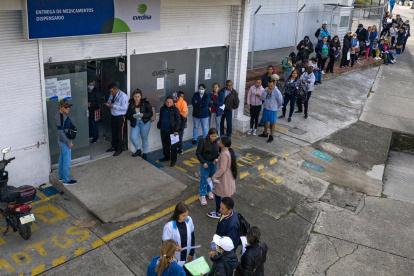 Los pacientes esperan en fila frente a un dispensario médico en Bogotá el 18 de febrero de 2025.