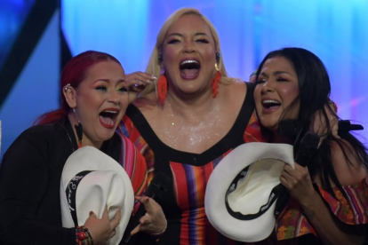 Lila Flores, Mayensi Rivera y Katty Elisa Lamilla celebran su victoria con la gaviota de plata en Viña del Mar 2025.
