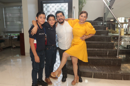 Juan Francisco y Danny Peñaloza, Danubio Peñaloza y la cumpleañera.