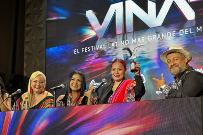 Las Damas de Oro celebrando su triunfo en Viña del Mar 2025, con la Gaviota de Plata en la categoría folclórica, demostrando el poder de la música ecuatoriana en el escenario internacional.