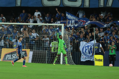 Pedro Ortiz tapó un penal ante Macará.