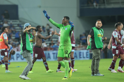 Pedro Ortiz fue ovacionado por los hinchas azules tras el empate de Emelec y Macará