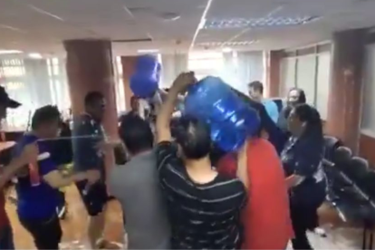 El hecho llevó a sanciones tras la viralización de videos en los que empleados fueron captados jugando en horas laborales.