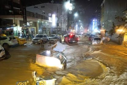 Las calles de Piñas se convirtieron en ríos luego del desbordamiento de quebradas.