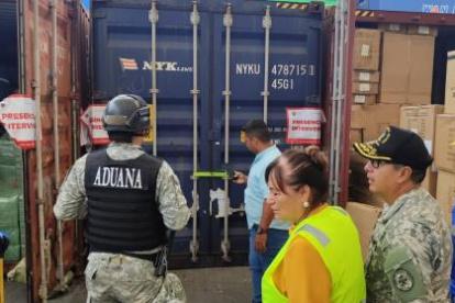 Un control en el Puerto de Guayaquil a un contenedor de zapatos.