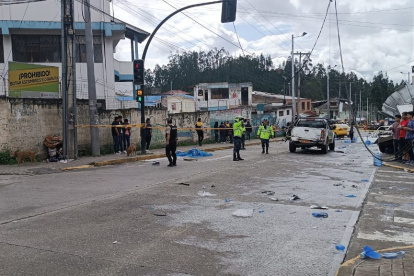 Un bus de transporte urbano de Guayaquil se accidentó en Cuenca y deja personas fallecidas.