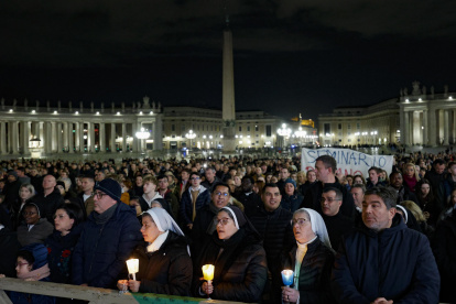 Feligreses oran en la Plaza San Pedro por la salud del Papa