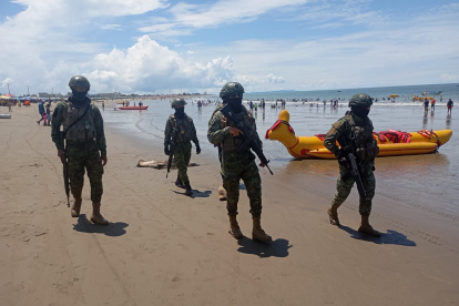 Acciones. Militares patrullaron cerca a los balnearios este sábado.