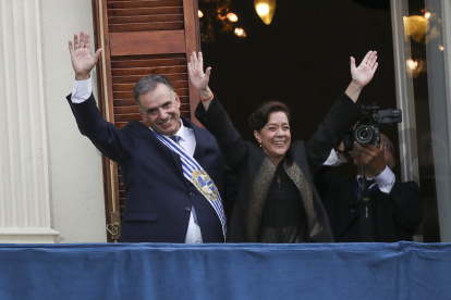 El presidente de Uruguay, Yamandú Orsi (i), saluda acompañado por la primera dama, Laura Alonso.