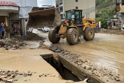 A pesar de los esfuerzos, aún persisten grandes dificultades para restablecer las condiciones en Piñas tras el aluvión.