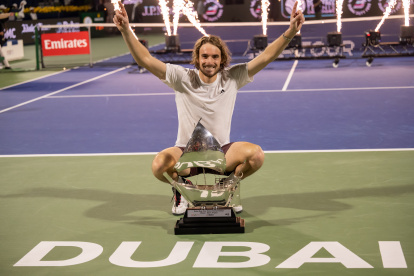 El griego besa el trofeo de Dubai, su primer título de categoría ATP 500.