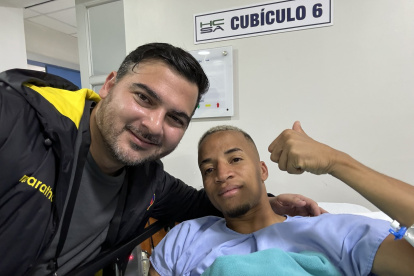 Antonio Álvarez presidente de Barcelona SC junto a Byron Castillo en una clínica de Loja.