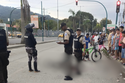 Muerte. En Esmeraldas, un policía muere al tratar de capturar a dos sicarios que habían asesinado a un hombre.