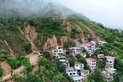 Las fuertes inundaciones y deslaves en Piñas dejan miles de damnificados. Se necesitan donaciones urgentes para aliviar la emergencia.
