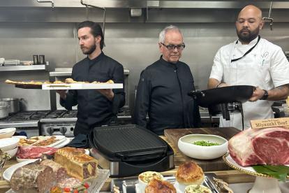 En las cocinas del teatro Dolby en Los Ángeles (Estados Unidos), el chef Wolfgang Puck para la fiesta posterior a la gala de los Óscar. EFE/ El chef de los Óscar, Wolfgang Puck (en el centro), supervisa las preparaciones junto a su hijo Byron Puck (izquierda) y un ayudante de cocina.