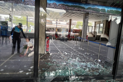 Así quedó el acceso 2 del Palacio Municipal de Quito tras el impacto de dos turistas que resultaron heridos.