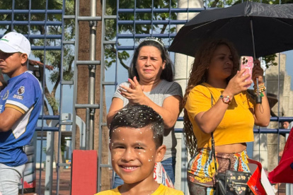 En el Malecón 2000 familias se han concentrado para jugar carnaval