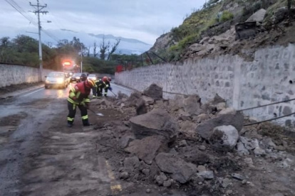 Inundaciones, deslizamientos y un socavón fueron parte de las emergencias reportadas en Quito