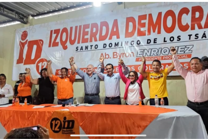 Byron Enríquez junto a Diego Borja, presidente de la ID en Santo Domingo de los Tsáchilas; y el candidato presidencial de la RC.