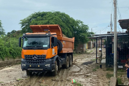 El Ejército Peruano realiza actividades de limpieza de canales y vías de acceso obstruidas por sedimentos y desechos