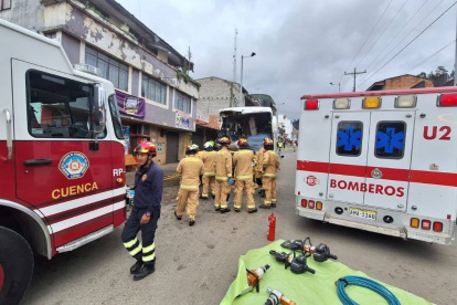 Personal de rescate realizaba labores de salvamento en sitio de accidente de tránsito, en Sayausí, Cuenca.