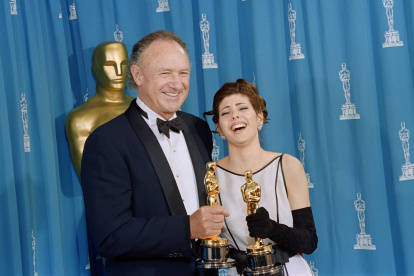 En 1993, Gene Hackman y Marisa Tomei posan con sus Óscar después de ser premiados, en las categorías actor y actriz de reparto. Él por Unforgiven; ella por My Cousin Vinny.
