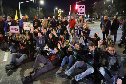 JERUSALEM (---), 02/03/2025.- Families of Israeli hostages held by Hamas in Gaza, together with their supporters, block a road during a protest calling on the government to proceed with the second phase of the hostage release deal, near the Prime Minister"s Residence in Jerusalem, 02 March 2025. According to the IDF spokesperson, 59 Israelis remain in Hamas captivity. (Protestas, Jerusalén) EFE/EPA/ABIR SULTAN