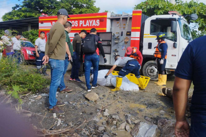 Bomberos asistieron a retirar el cadáver.