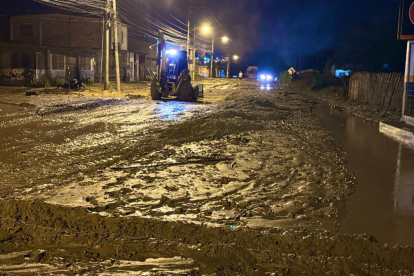 La Prefectura de Manabí acudió a la comunidad Cañitas, de la parroquia Charapotó del cantón Sucre, para habilitar la vía estatal, afectada por las lluvias.