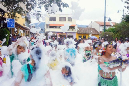 Desfile. Estudiantes disfrutaron del cañón de espuma mientras desfilaban
