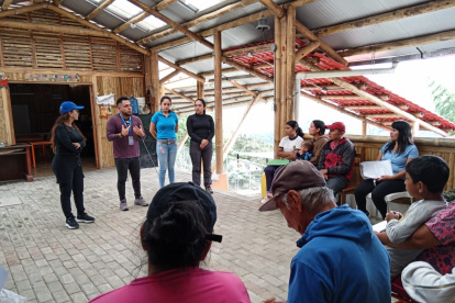 En Pactoloma, se socializa la amenaza progresiva con las familias afectadas y se coordinan alternativas de alojamiento temporal.