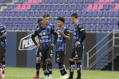Los rostros de los jugadores de Independiente del Valle mostraron el malestar luego de ser empatados al último minuto por Universidad Católica