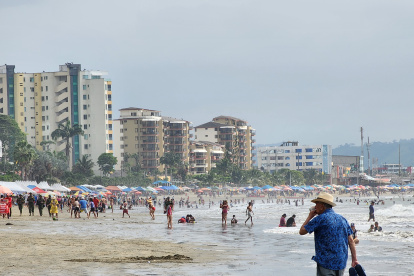 Los turistas llenaron las playas de Esmeraldas en este feriado de carnaval.
