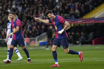 El delantero del FC Barcelona Robert Lewandowski celebra tras marcar el 4-0 durante el partido ante la Real Sociedad.