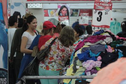 Comercio. Un grupo de personas comprando ropa en una tienda de Aguas Verdes, Perú, donde encuentran camisetas desde tres dólares. 31082015 / Reportaje de los ecuatorianos que viajan a Perú por comercio / Perú - Ecuador / Alex Lima / EXPRESO.