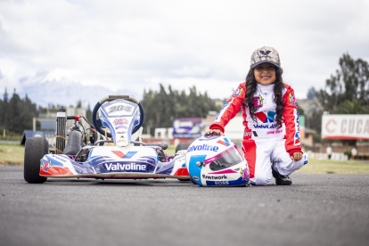 La pequeña Sophie Tipán junto a uno de los karts que conduce. Empezó a los 4 años y hoy, a sus 6, ya compite a nivel internacional en categorías baby y micro.