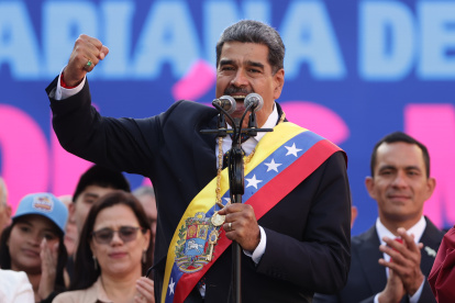 El líder chavista Nicolás Maduro pronuncia un discurso este viernes, en Miraflores a unos 74 km de Caracas (Venezuela). Maduro defendió este viernes su investidura presidencial para un tercer sexenio, cuestionada por el antichavismo y gran parte de la comunidad internacional tras las denuncias opositoras de "fraude" en las elecciones de julio pasado, como una "gran victoria venezolanista" y celebró que no la pudieran "impedir". EFE/ Ronald Peña R.